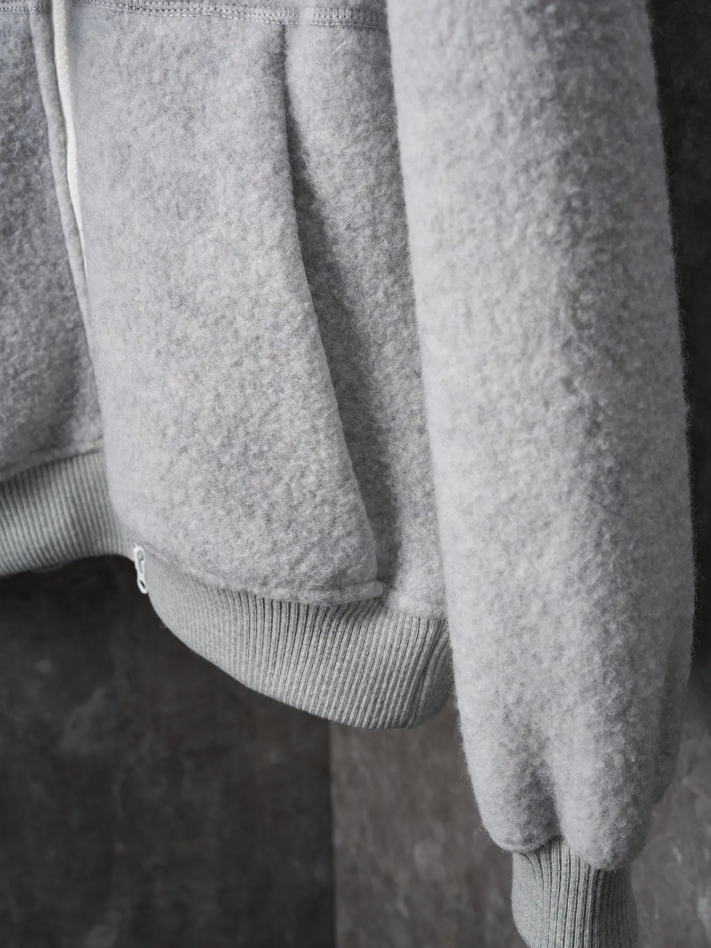 P780 Actual hanging auction] CANADA GOOSE/Canada Goose Chilliwack white label wool fleece hooded jacket [Ready stock] S M L XL Fabric selection: Wool fleece fabric made of wool as the main body and a very small amount of spandex and polyester fiber blended. Wool is a core natural ingredient that provides unparalleled temperature regulation, antibacterial and anti-odor properties and a skin-friendly feel. The feeding of a small amount of spandex gives the fabric a certain degree of four-way elasticity, making it non-restrictive during daily activities. As the basis of fleece's structure, polyester fiber enhances the fabric's durability, wrinkle resistance and quick-drying properties. It contributes to the loft of the fleece and provides functions such as trapping air.  Detail 1: The sleeves and hem are closed with 2×2 ribbing. Its strong elasticity can closely fit wrists and waists of different thicknesses, forming an effective 'seal' to prevent cold wind from blowing back. It can still maintain its original shape after repeated stretching and use, and is not easy to loose and deform. And the ribbed cuffs can convey a sense of design and enhance the visual beauty.  Detail 2: The combination of hood design and elastic buckle improves warmth and windproof performance when wearing.